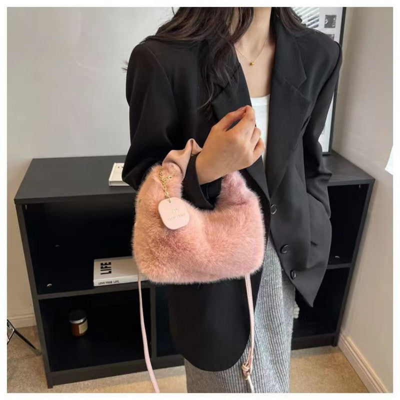 Sac femme en fausse fourrure rose, un incontournable chic pour la mode hivernale, ultra-douillet.