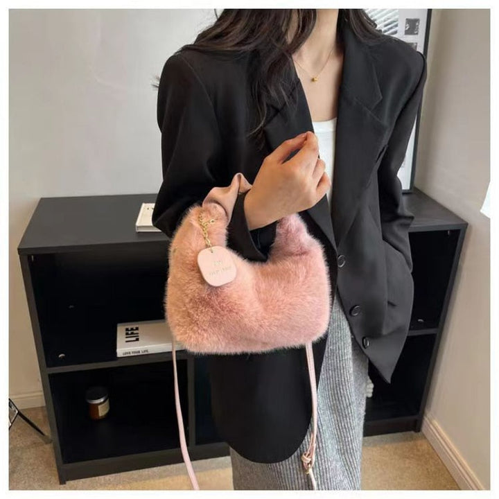 Sac femme en fausse fourrure rose, un incontournable chic pour la mode hivernale, ultra-douillet.