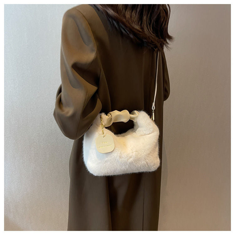 Sac bandoulière femme élégant en fausse fourrure beige/blanc, un accessoire douillet et chic pour l'hiver.
