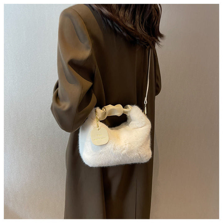 Sac bandoulière femme élégant en fausse fourrure beige/blanc, un accessoire douillet et chic pour l'hiver.