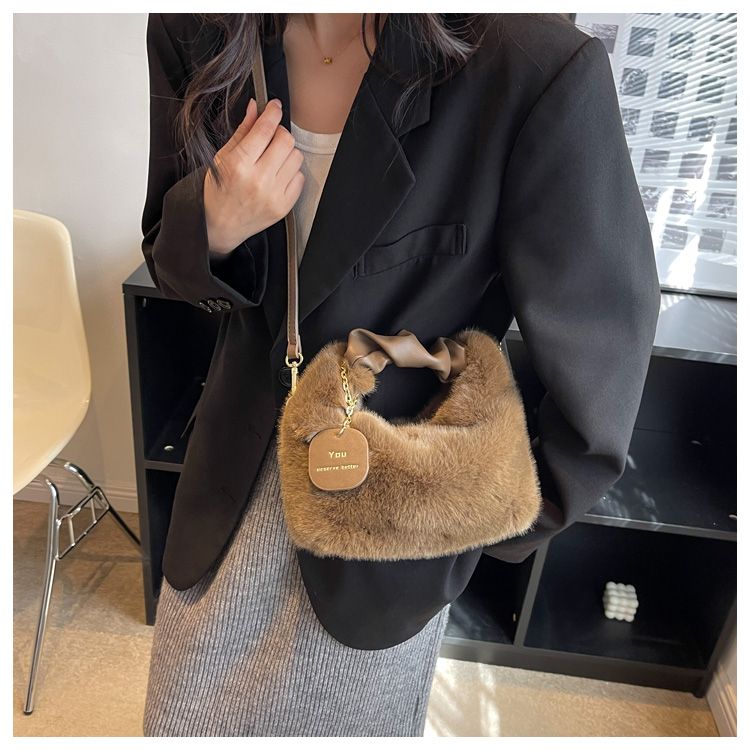 Sac à main/bandoulière femme en fausse fourrure marron douce, accessoire hivernal de luxe éthique.