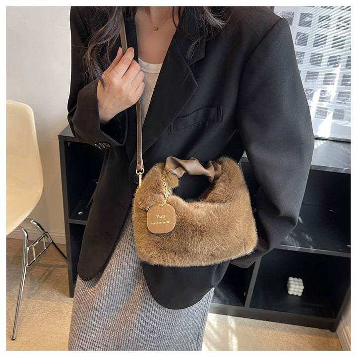 Sac à main/bandoulière femme en fausse fourrure marron douce, accessoire hivernal de luxe éthique.