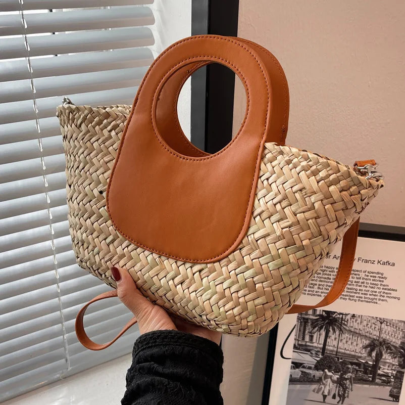 Sac bandoulière femme en paille tressée avec bordure en similicuir marron, idéal pour l'été et la plage.