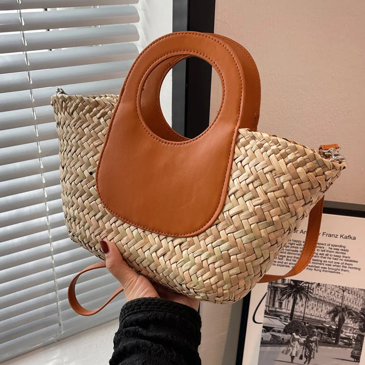 Sac bandoulière femme en paille tressée avec bordure en similicuir marron, idéal pour l'été et la plage.