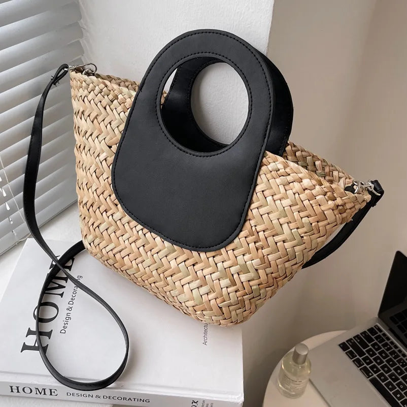 Modèle portant un sac bandoulière paille et similicuir, tenue décontractée, accessoire de mode estival.
