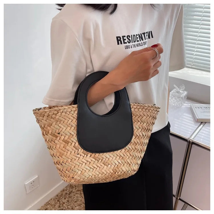 Sac bandoulière femme chic en paille avec anse réglable en similicuir, style bohème pour l'été.