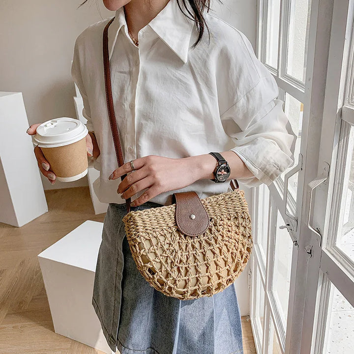 Sac d'été femme en paille naturelle, léger et chic, parfait accessoire bohème crème.