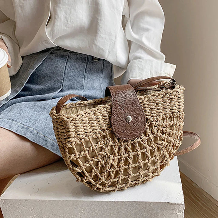 Sac bandoulière paille chic pour femme, design moderne Ondas, couleur beige élégante.