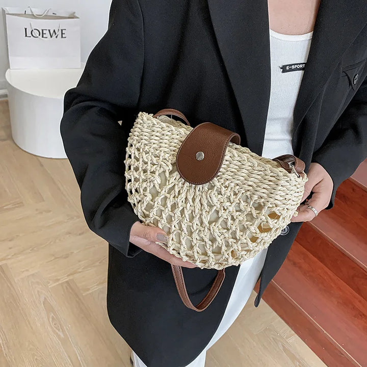 Accessoire femme, sac bandoulière paille beige pour l'été, look chic et décontracté.