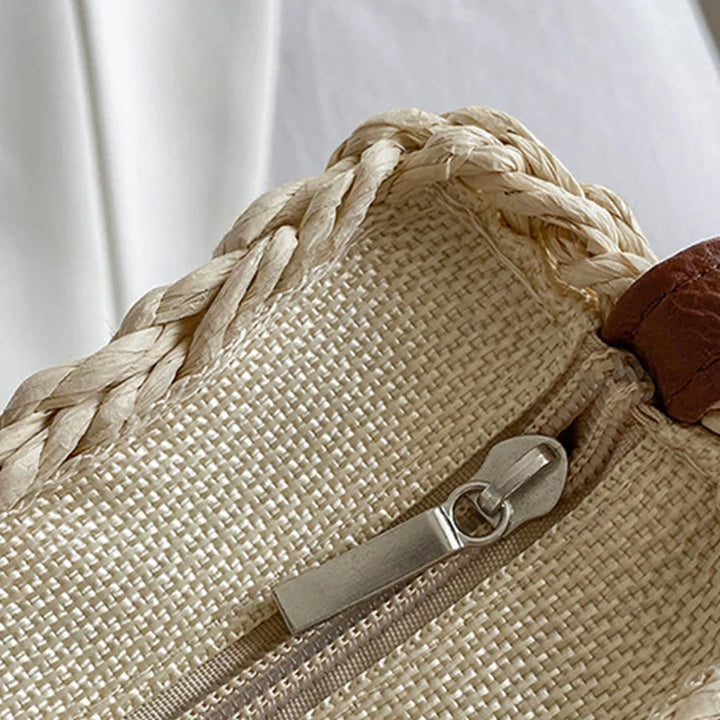 Sac bohème chic femme en paille légère, bandoulière ajustable, idéal pour l'été.