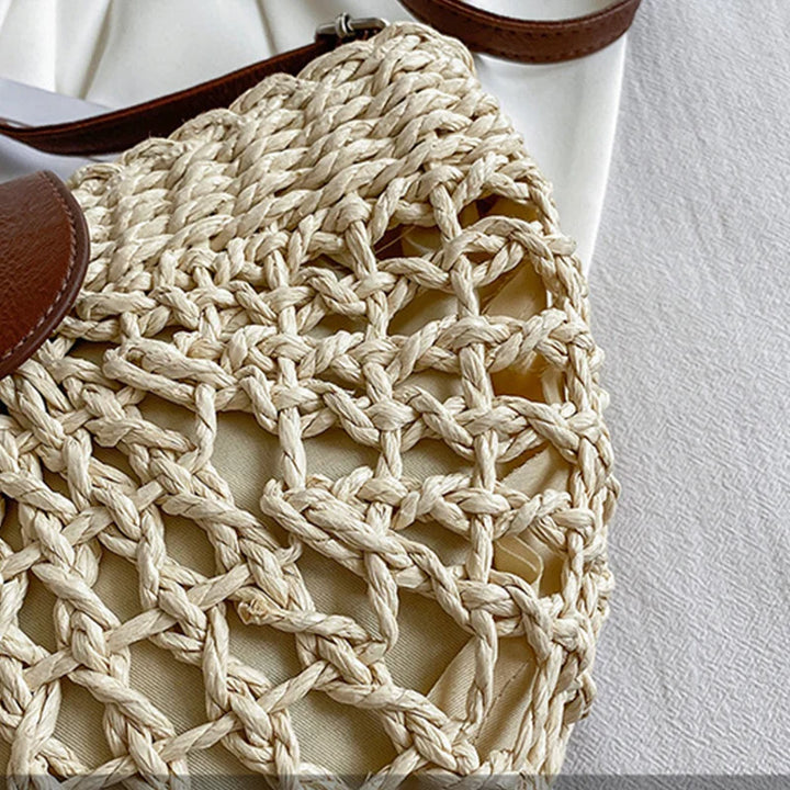 Sac femme en paille beige à motif ondulé, bandoulière, moderne et élégant.