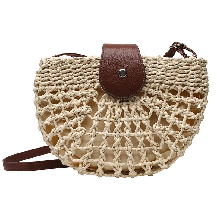 Sac d'épaule en paille pour femme, accessoire estival chic, couleur crème ou beige.