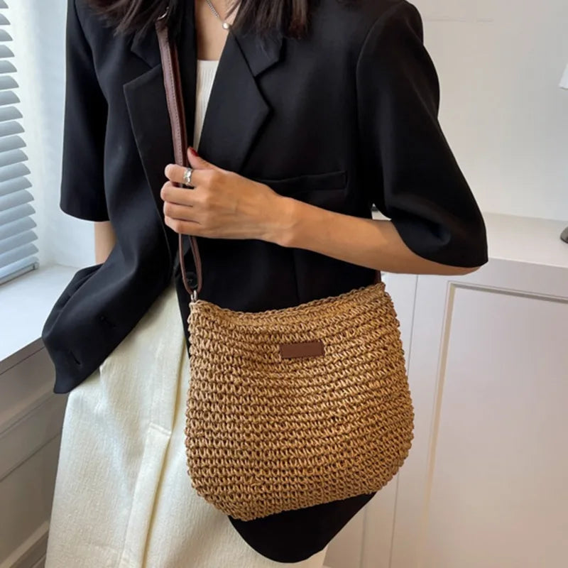 Sac bandoulière femme en paille tressée, style bohème chic d'été. Idéal pour la plage ou une tenue décontractée.