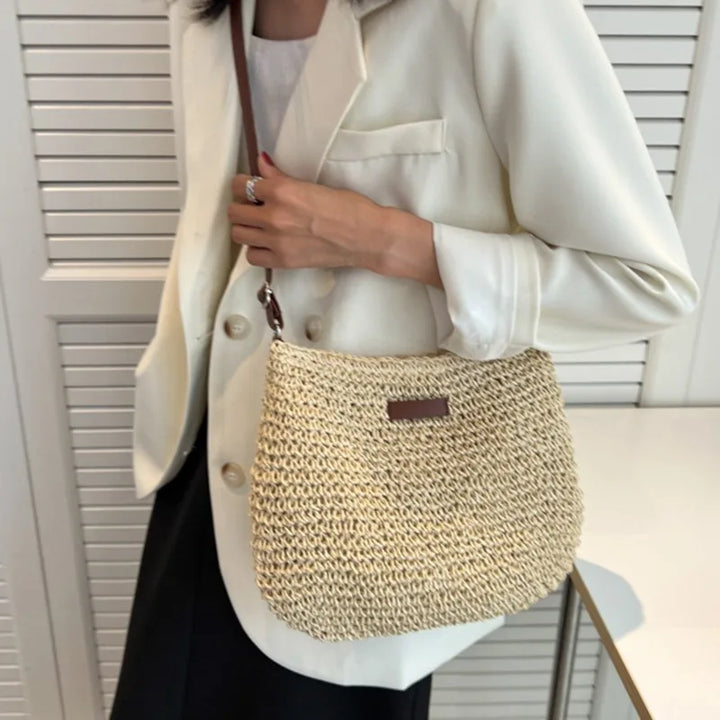Sac à main bandoulière femme en paille fait main, tons marron et crème. Accessoire estival élégant et unique.