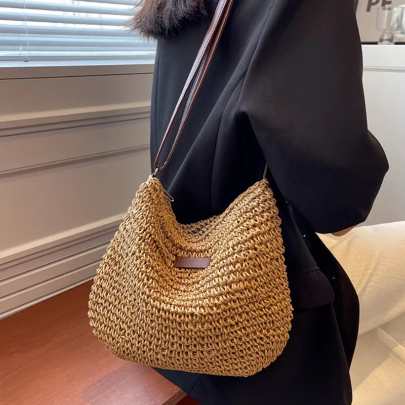 Élégant sac bandoulière femme en paille naturelle, accessoire chic pour un look estival et décontracté.