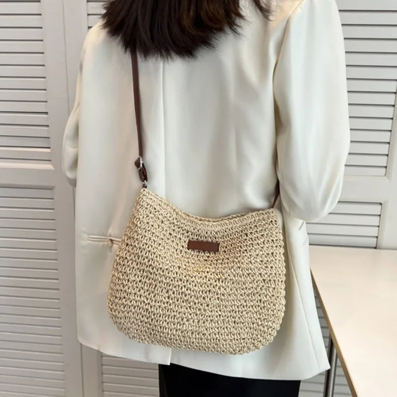 Sac en paille tressée marron et crème, bandoulière femme. Design bohème chic, parfait pour un style d'été à la plage.