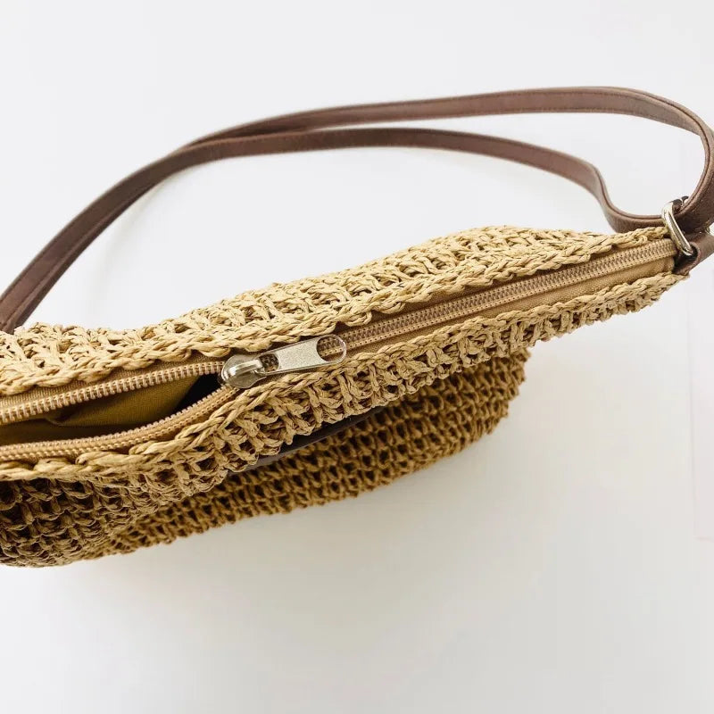 Sac femme en paille tressée, bandoulière réglable, détails raffinés. Idéal pour compléter une tenue d'été chic.