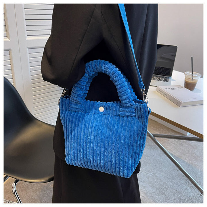 Sac à bandoulière en velours côtelé, accessoire de mode femme, parfait pour un style chic et élégant.