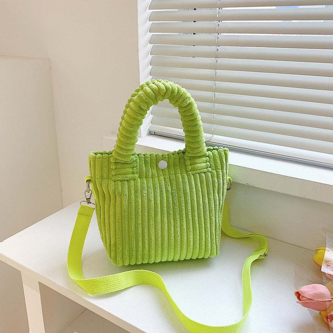 Élégant sac bandoulière femme en velours côtelé, accessoire mode indispensable pour toute occasion.