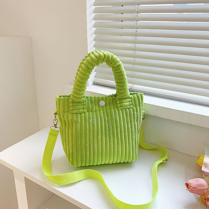 Élégant sac bandoulière femme en velours côtelé, accessoire mode indispensable pour toute occasion.