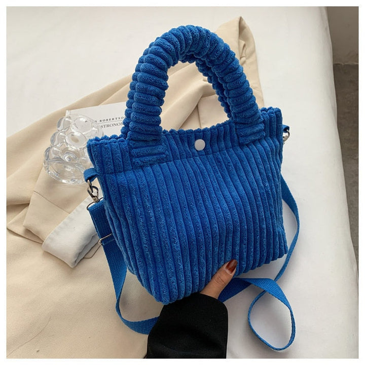 Sac en velours côtelé pour femme avec bandoulière réglable, style chic et décontracté.
