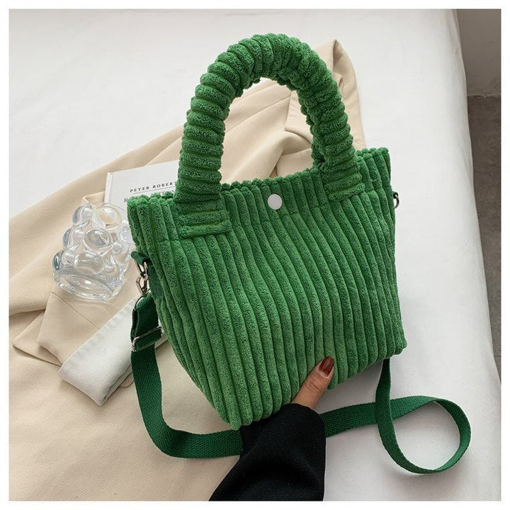 Sac femme bandoulière en velours côtelé doux, accessoire de mode automnal couleur marron.