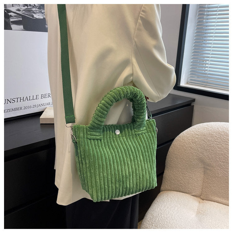 Sac femme en velours côtelé, avec bandoulière, un indispensable chic pour un look mode automne.