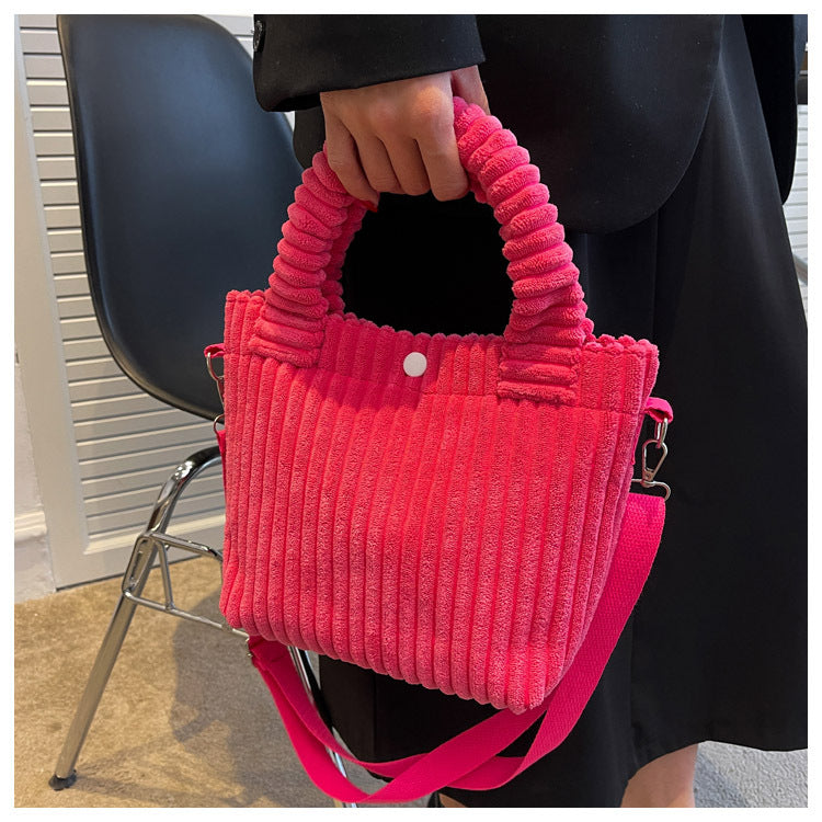 Sac bandoulière velours côtelé, pour femme moderne et chic, style intemporel et confortable.