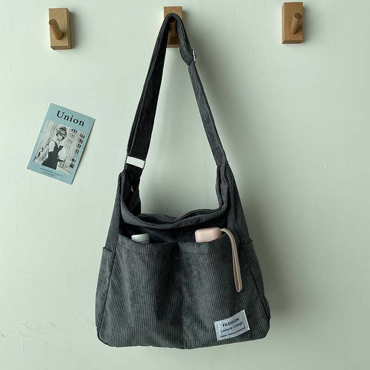 Sac bandoulière femme en velours côtelé, style vintage élégant. Accessoire mode polyvalent pour femme.