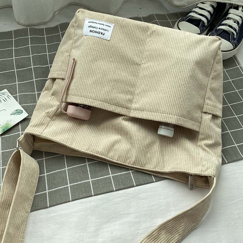 Sac fourre-tout spacieux en velours côtelé, idéal pour transporter les essentiels quotidiens de la femme.