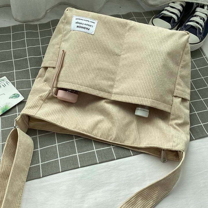 Sac fourre-tout spacieux en velours côtelé, idéal pour transporter les essentiels quotidiens de la femme.