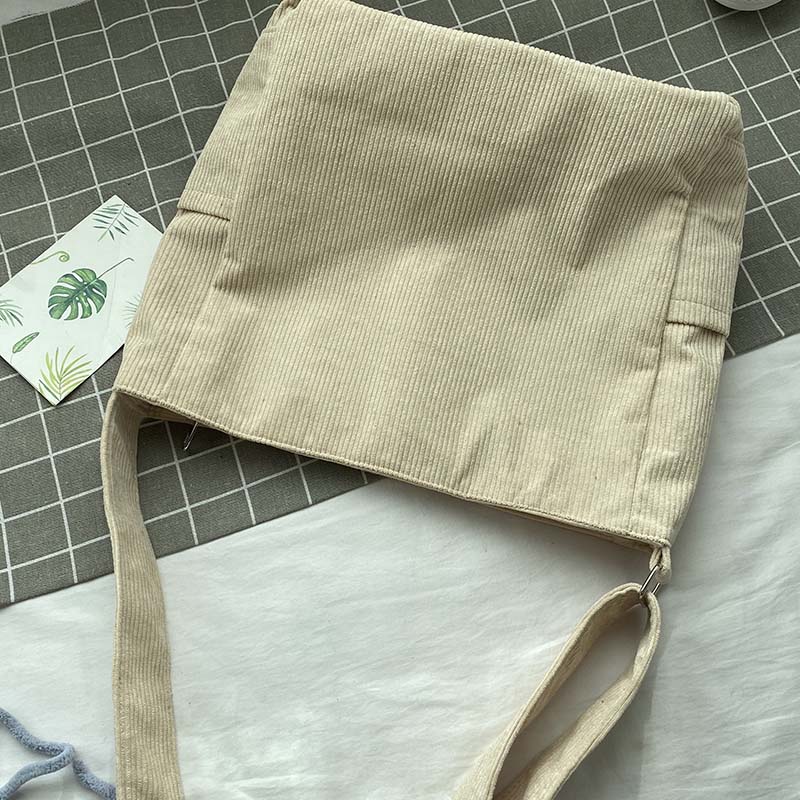 Vue de face du sac bandoulière femme en velours côtelé, design simple et style décontracté vintage.