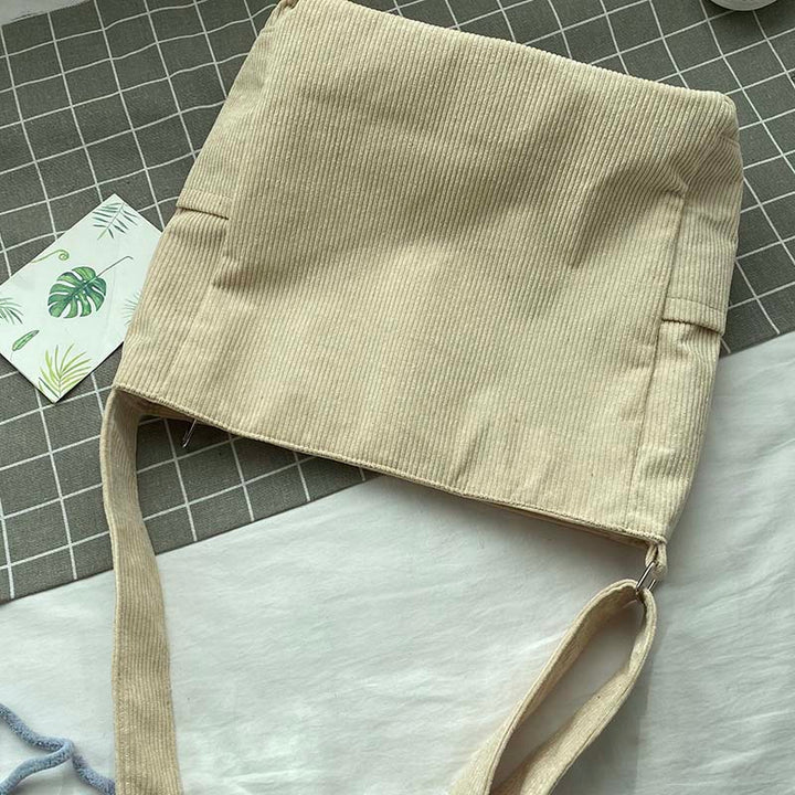 Vue de face du sac bandoulière femme en velours côtelé, design simple et style décontracté vintage.