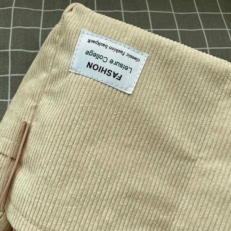 Sac épaule femme en velours côtelé, accessoire moderne et élégant pour la mode urbaine.