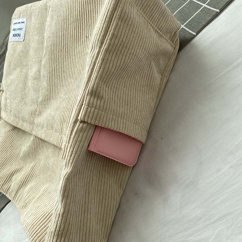 Détail de la bandoulière réglable du sac femme en velours côtelé, confort et style vintage.