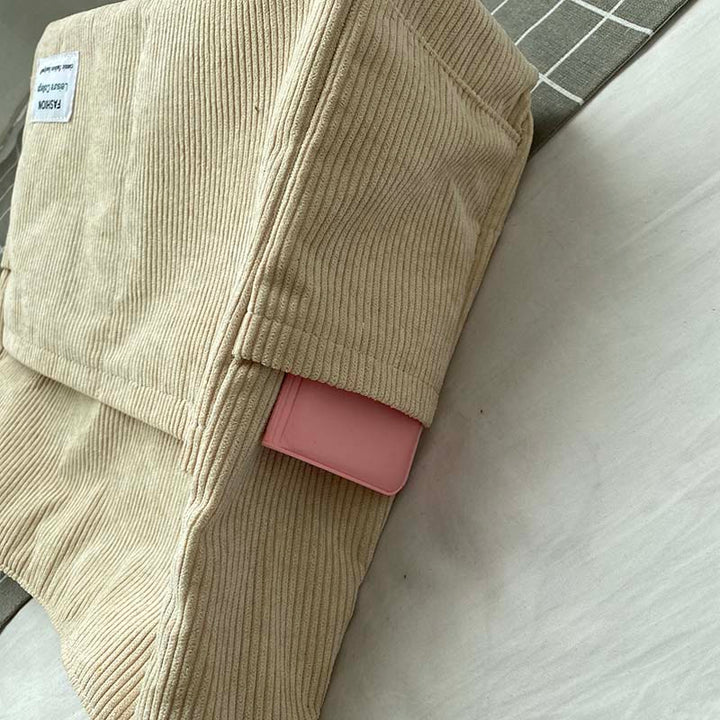 Détail de la bandoulière réglable du sac femme en velours côtelé, confort et style vintage.