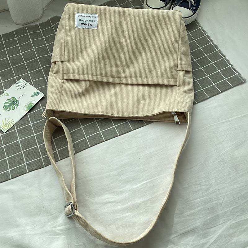 Sac bandoulière femme en velours côtelé, idéal pour un style urbain décontracté et chic.