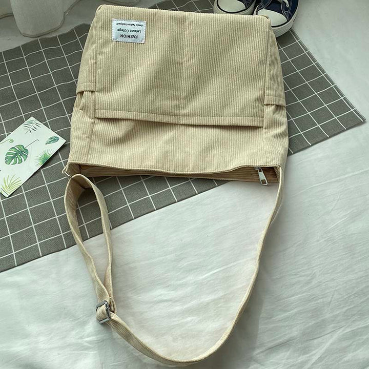 Sac bandoulière femme en velours côtelé, idéal pour un style urbain décontracté et chic.