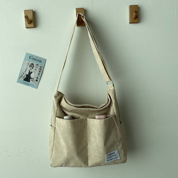 Sac femme chic en velours côtelé marron, idéal pour un look décontracté urbain. Sac épaule tendance.