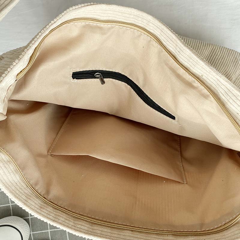 Sac décontracté femme en velours côtelé, une touche vintage et chic à votre tenue urbaine.