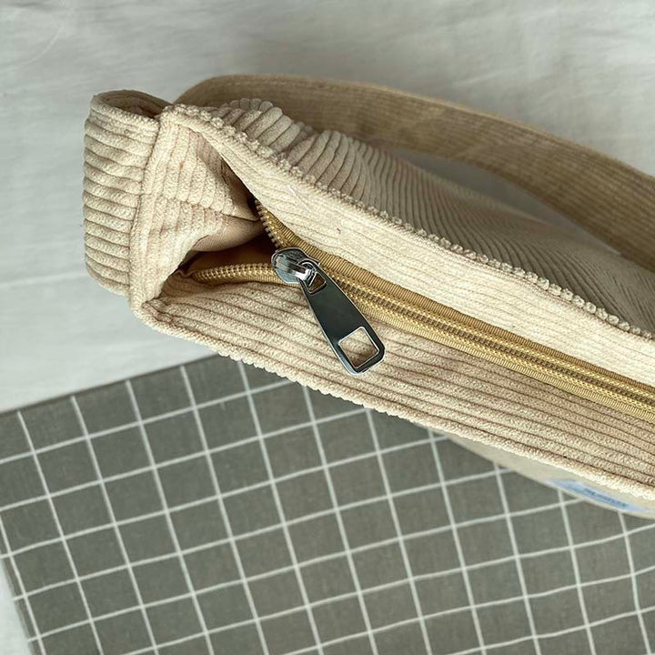 Sac femme en velours côtelé, un accessoire intemporel et polyvalent pour toutes les occasions.