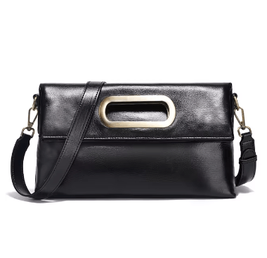 Gros plan d'un sac bandoulière Gabrielle en cuir texturé, mettant en valeur la qualité et le design.