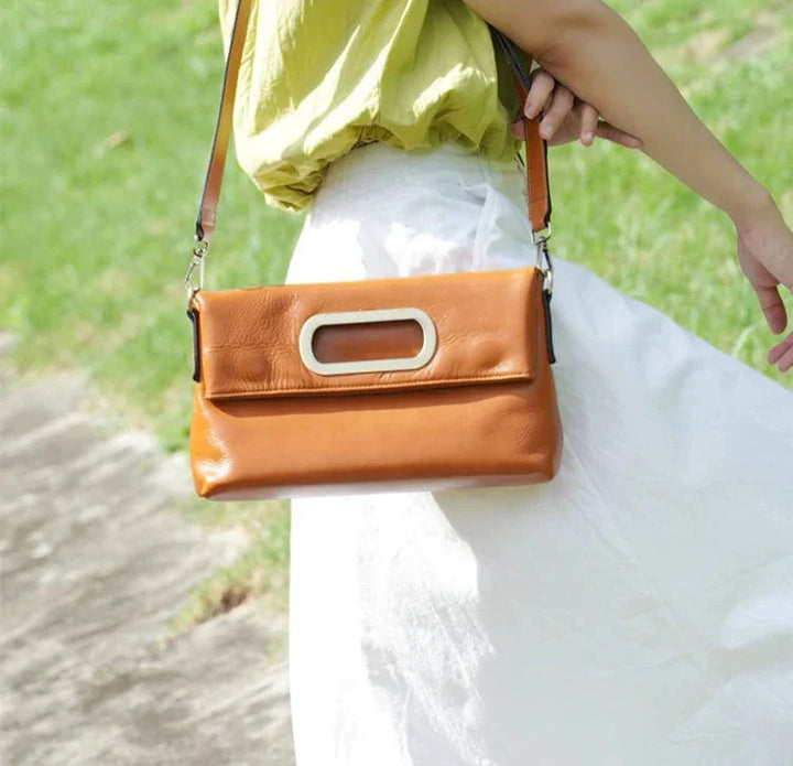 Sac femme Gabrielle en cuir bleu marine, polyvalent et durable, parfait pour un usage quotidien.