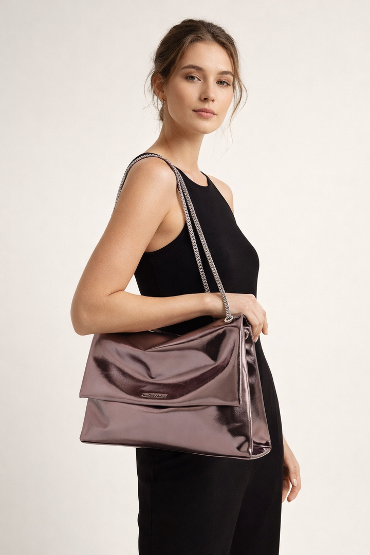 Sac bandoulière femme élégant avec rabat et chaîne métallique, disponible en violet, noir et rouge.