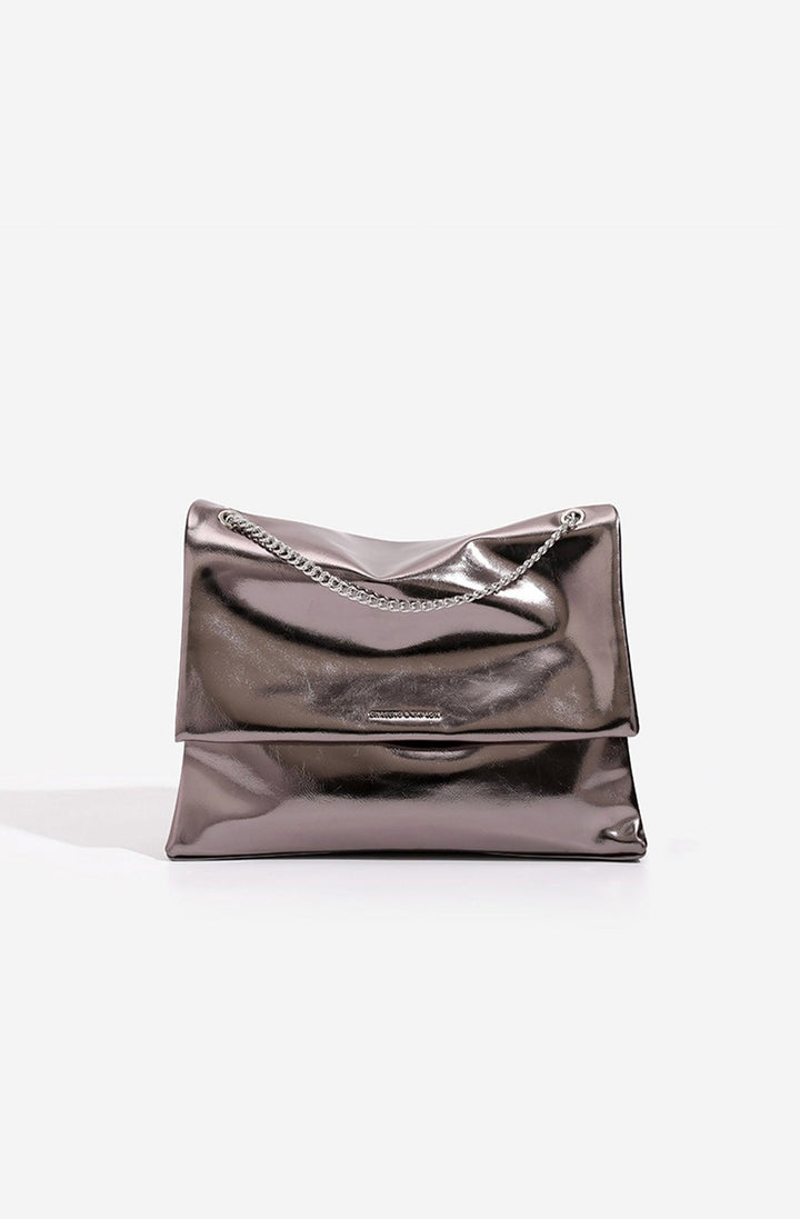 Accessoire mode féminine : sac bandoulière chic avec rabat et bandoulière chaîne en métal.