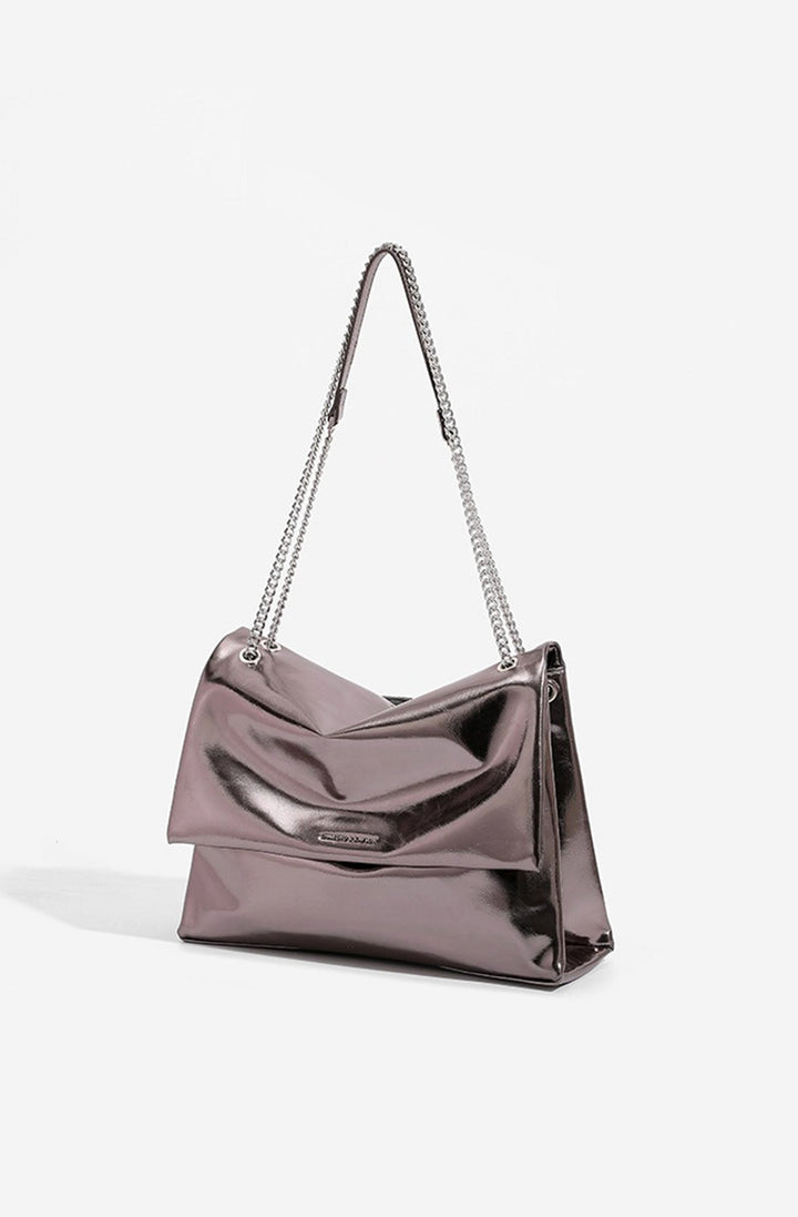 Sac bandoulière femme polyvalent avec chaîne, idéal pour toutes occasions, en noir, rouge ou violet.
