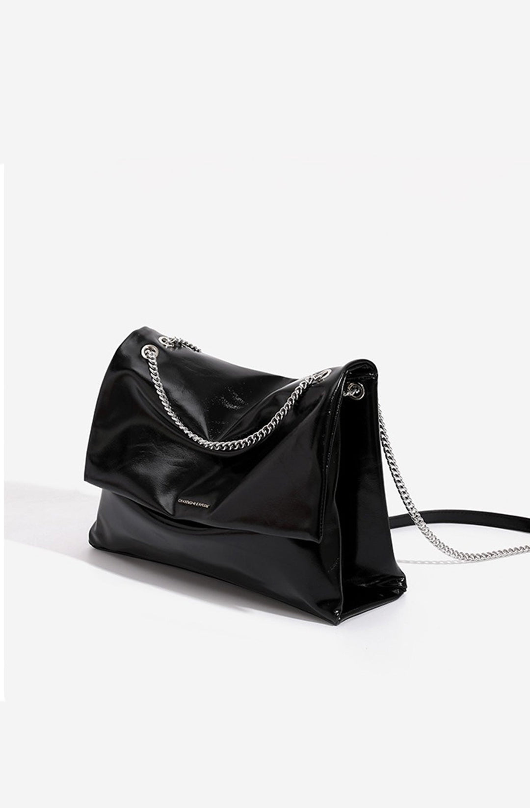 Sac à bandoulière femme noir, avec rabat et chaîne chic, parfait accessoire de mode.