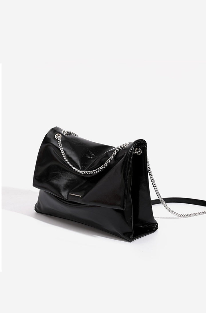 Sac à bandoulière femme noir, avec rabat et chaîne chic, parfait accessoire de mode.