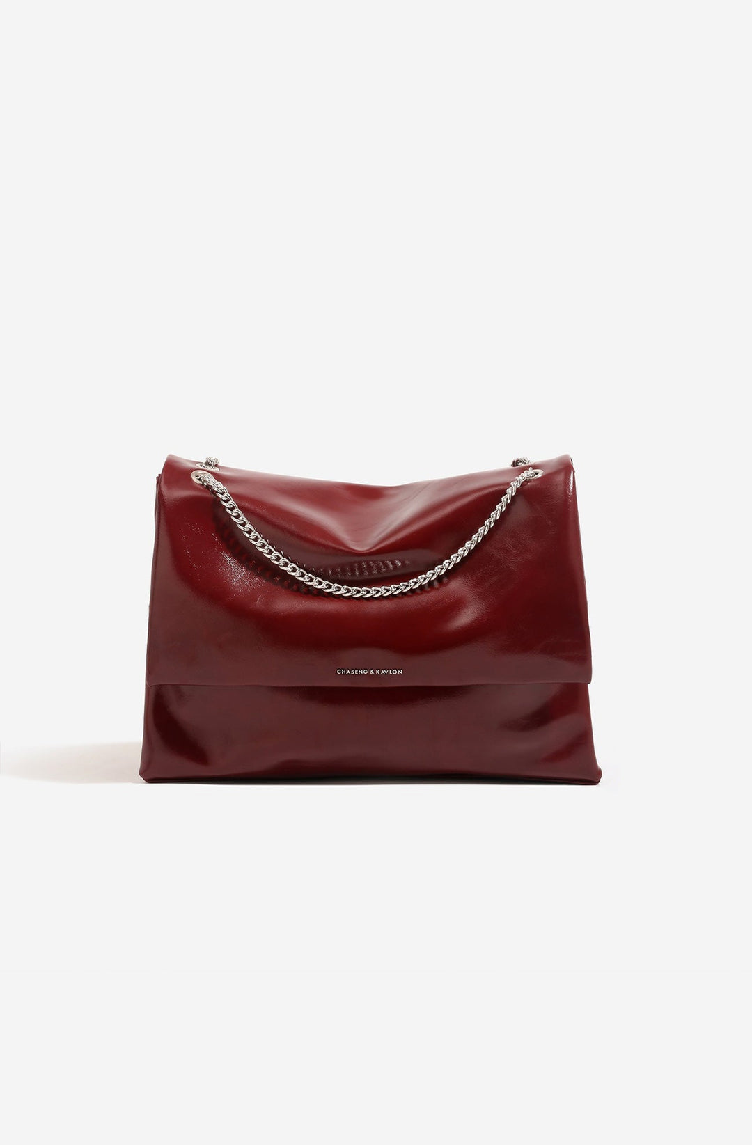 Sac bandoulière femme rouge vif avec rabat et bandoulière chaîne, accessoire mode féminine.