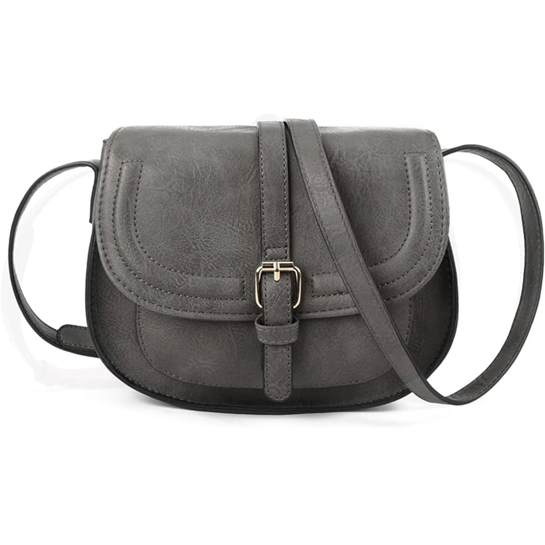 Accessoire mode femme: sac bandoulière noir à rabat, élégance discrète et pratique.